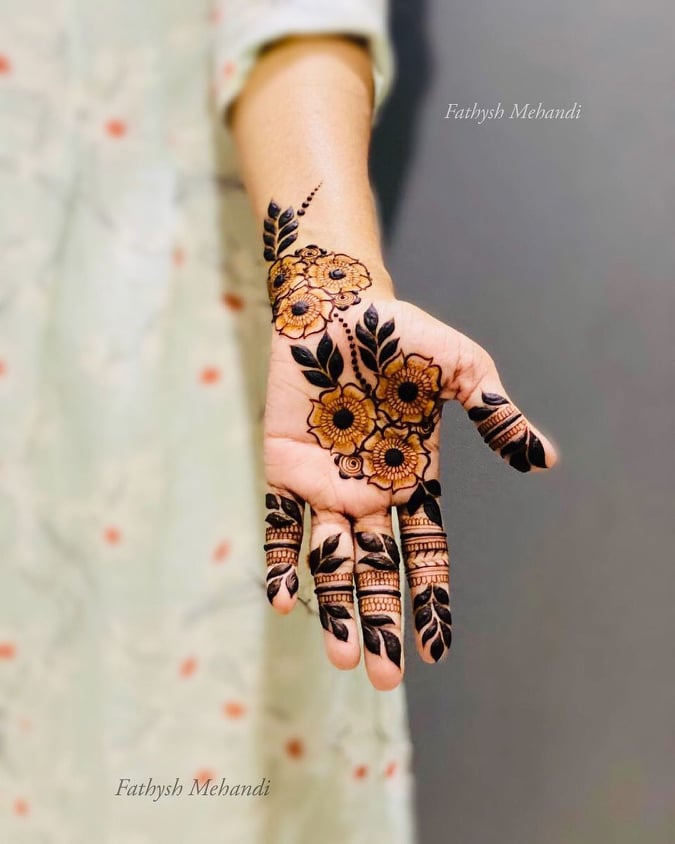 Hand mehndi hi-res stock photography and images - Alamy