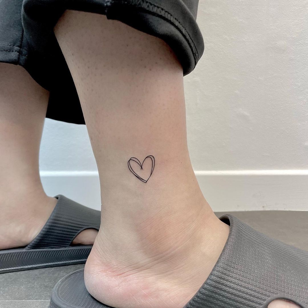 The Blocks Deanne Jolly reveals tiny heart tattoo on her ankle  Daily  Mail Online