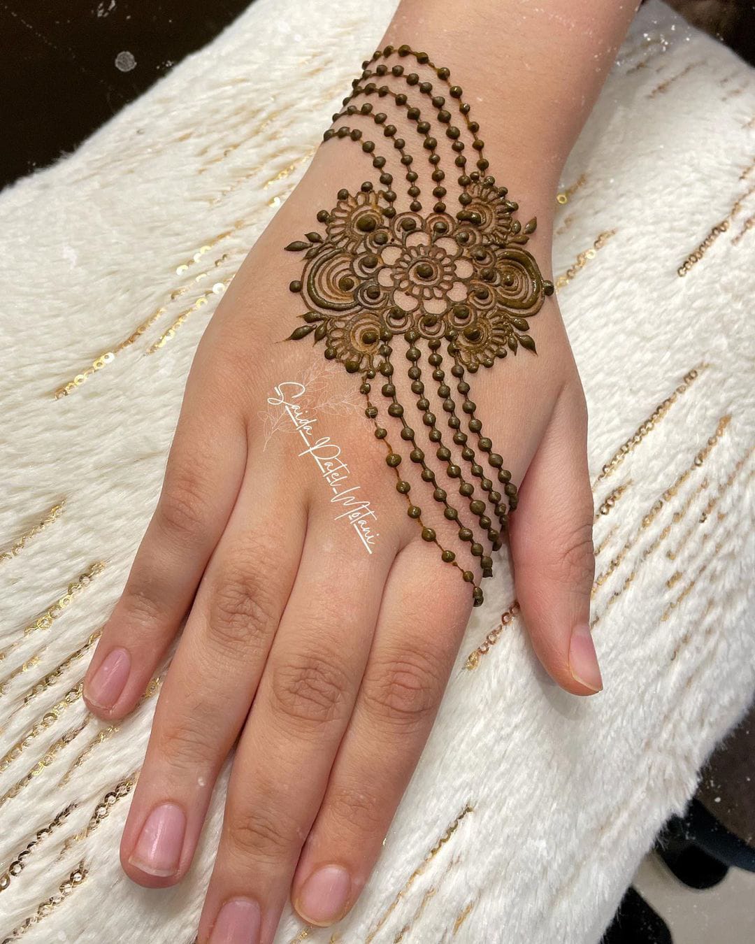 Henna Designs on Hand-Tikliglobal.com