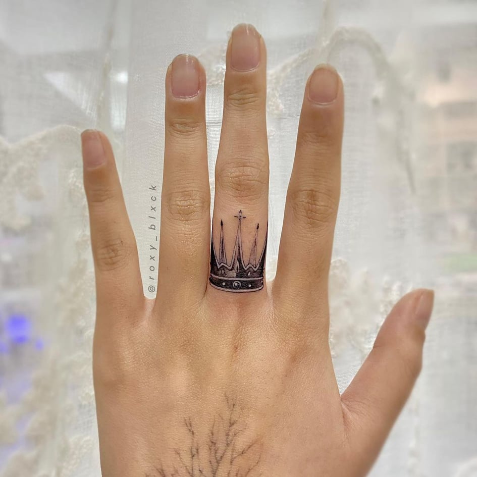 6 King Queen Crown Tattoos On Finger