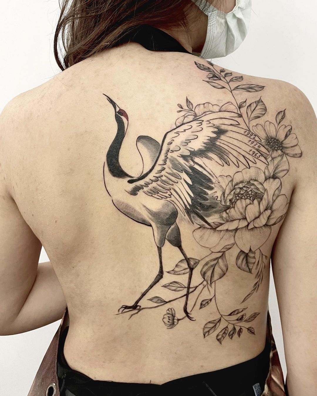 Bird back. Птицы на спине тату спортсменка. Тату летящие Журавли на спине и плече. Татуеровка птицы на спине и крилья выходящие на плечё.