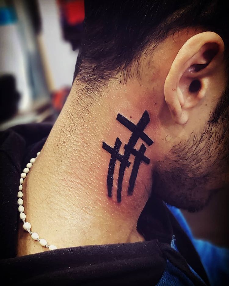 3 cross neck tattoos give adorable results Check it yourself
