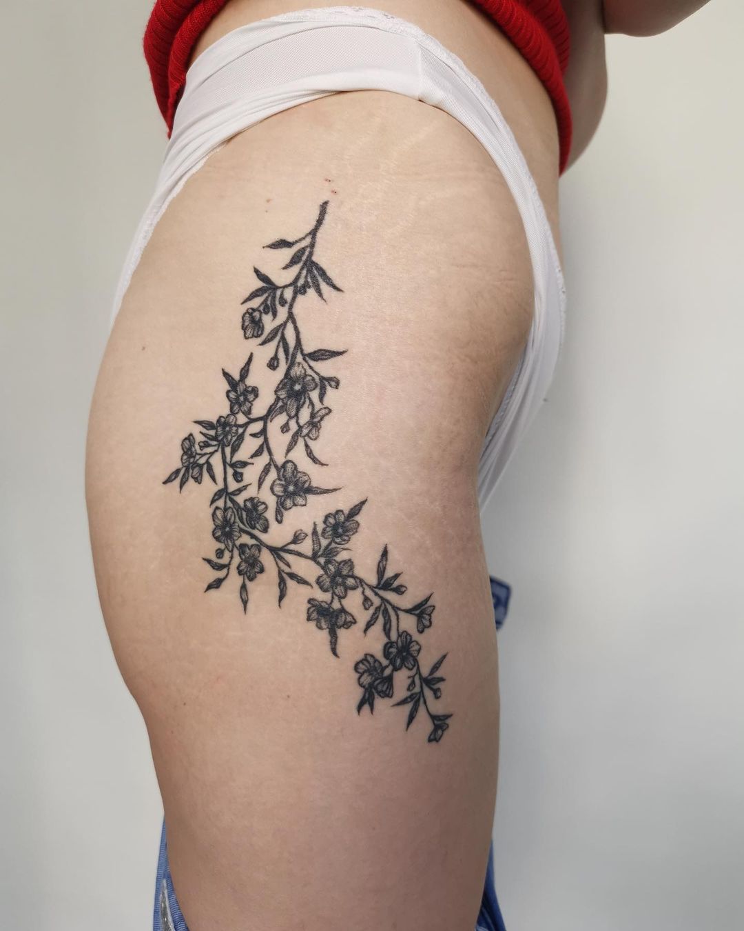 10 Minimalist Hip Tattoo Ideas If You Want Something Discreet