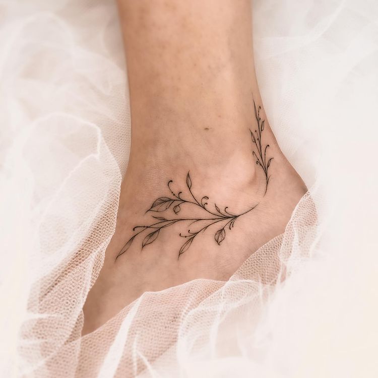 25+ Ankle Tattoo Ideas for Men and Women that Are Trendy and Quirky - Tikli